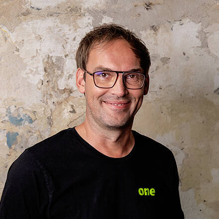 Stefan Huber, Geschäftsführer bei destination.one steht vor einer Wand