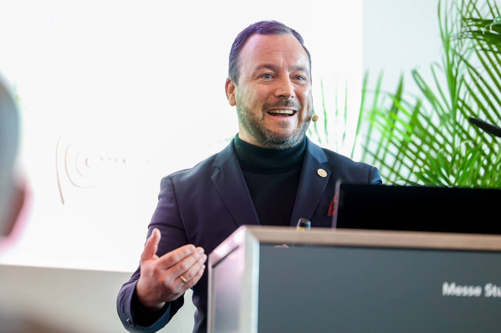 Moderator Marco Giraldo hält einen Vortrag