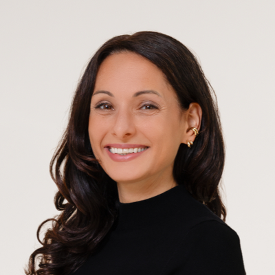 Nicole Cogiel Portrait Hochformat Nicole Cogiel, Moderatorin auf dem DestinationCamp, Portrait im Hochformat