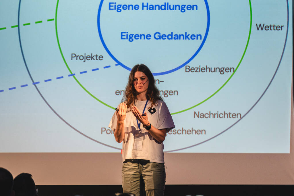 Moderatorin Anna Scheffold als Speakerin Moderatorin Anna Scheffold als Speakerin auf einer Bühne