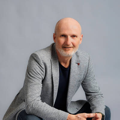 Bernhard Taurer feratel, Portrait sitzend Bernhard Taurer, Geschäftsführer feratel development center, Portrait sitzend