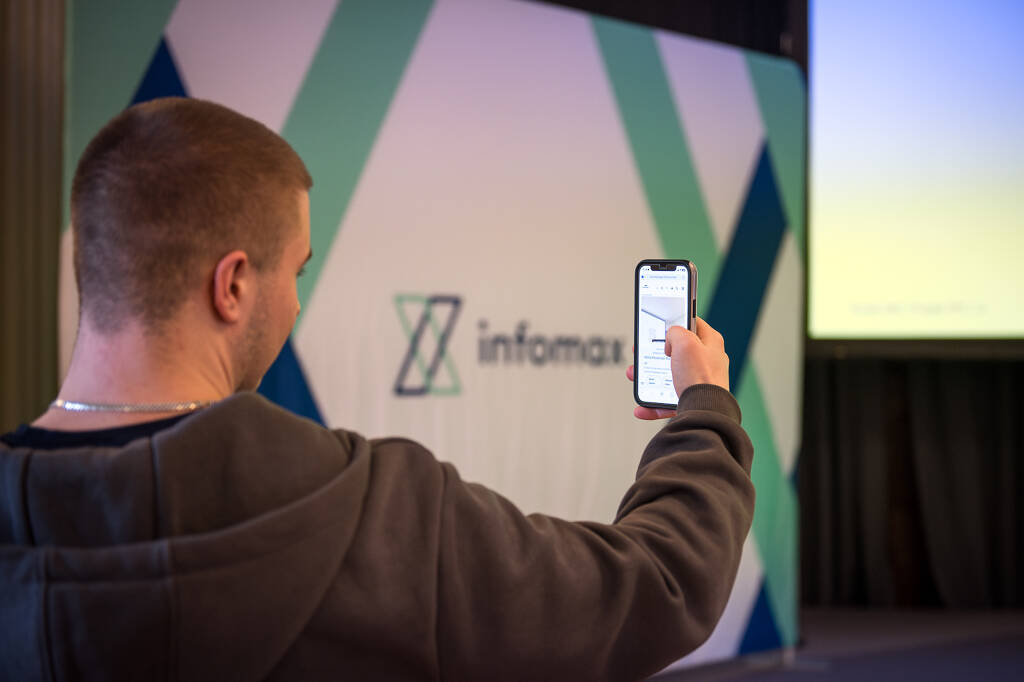 Titelbild zu Datenhoheit Das Bild zeigt einen Mann, der mit dem Smartphone ein Bild aufnimmt