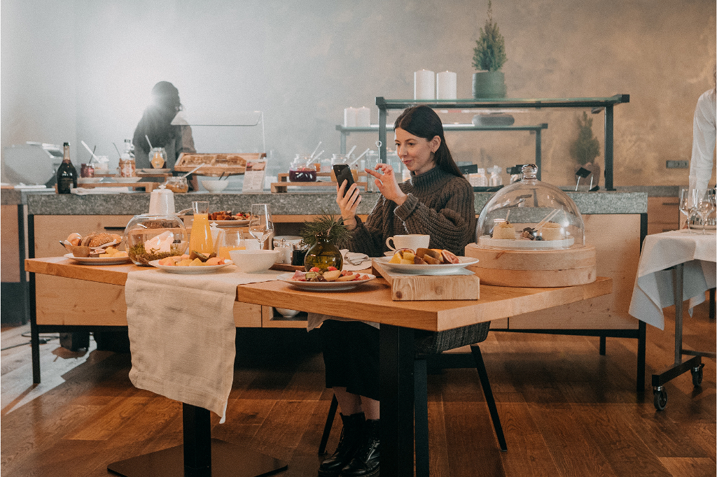 Guestnet Imagebild für Blogbeitrag Hotelgast nutzt Guestnet System am Handy